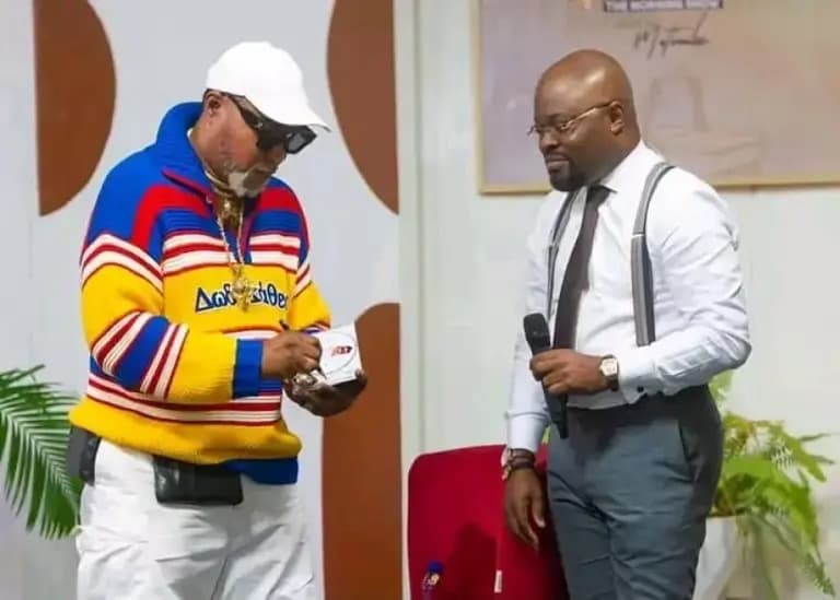 RDC : Koffi Olomidé convoqué par le Conseil de l’audiovisuel pour avoir critiqué l’inefficacité de l’armée congolaise face aux rebelles du M23 dans l’Est