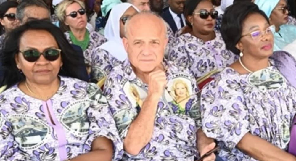 Côte d’Ivoire : L’ambassadeur de France, Jean-Christophe Belliard, suscite lacontroverse en portant une chemise en pagne à l’effigie de Dominique Ouattara