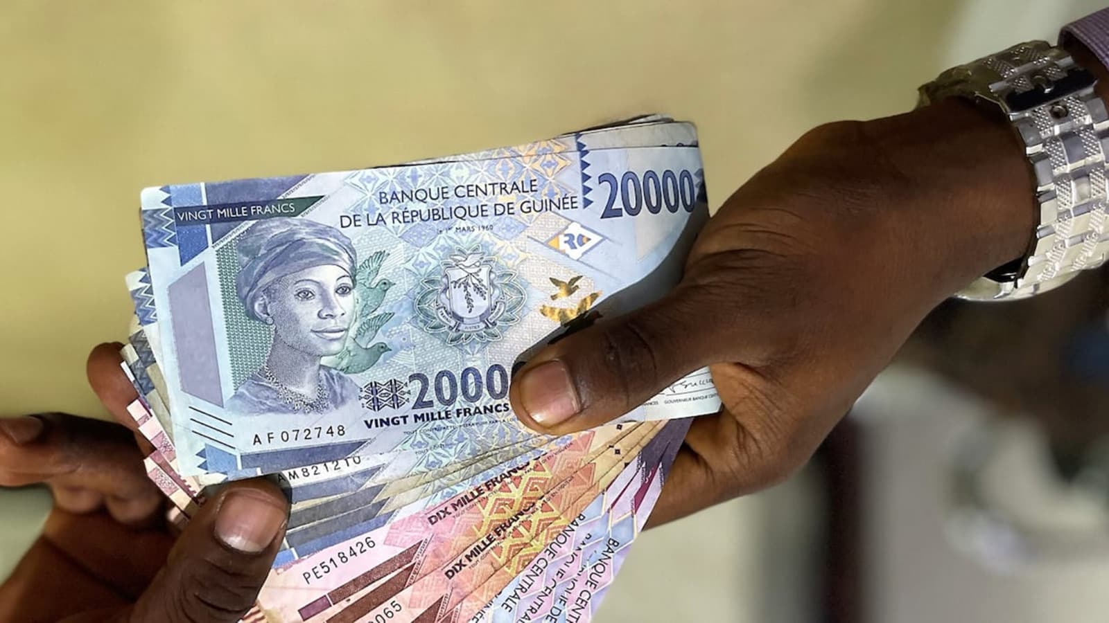 Guinée : Crise de liquidités persistante, les banques limitent les retraits, lesconsommateurs mécontents