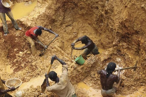 Ghana : Industrie minière, Accra lance un ambitieux plan d’un milliard de dollars pour réguler l’or artisanal