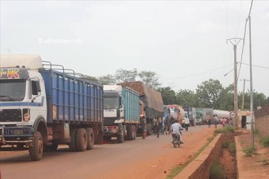 Mali : Face aux attaques armées, les routiers sénégalais suspendent les départs vers Bamako