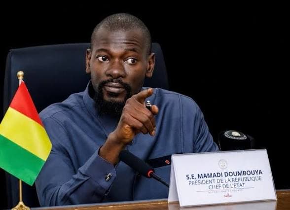Guinée : Mamadi Doumbouya interdit l’exportation de l’or brut et mise sur la transformation locale