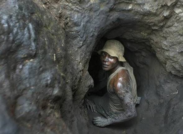 RDC : Une enquête révèle que jusqu’à 5 000 tonnes d’uranium auraient été exportées clandestinement avec le cobalt vers la Chine entre 2000 et 2024