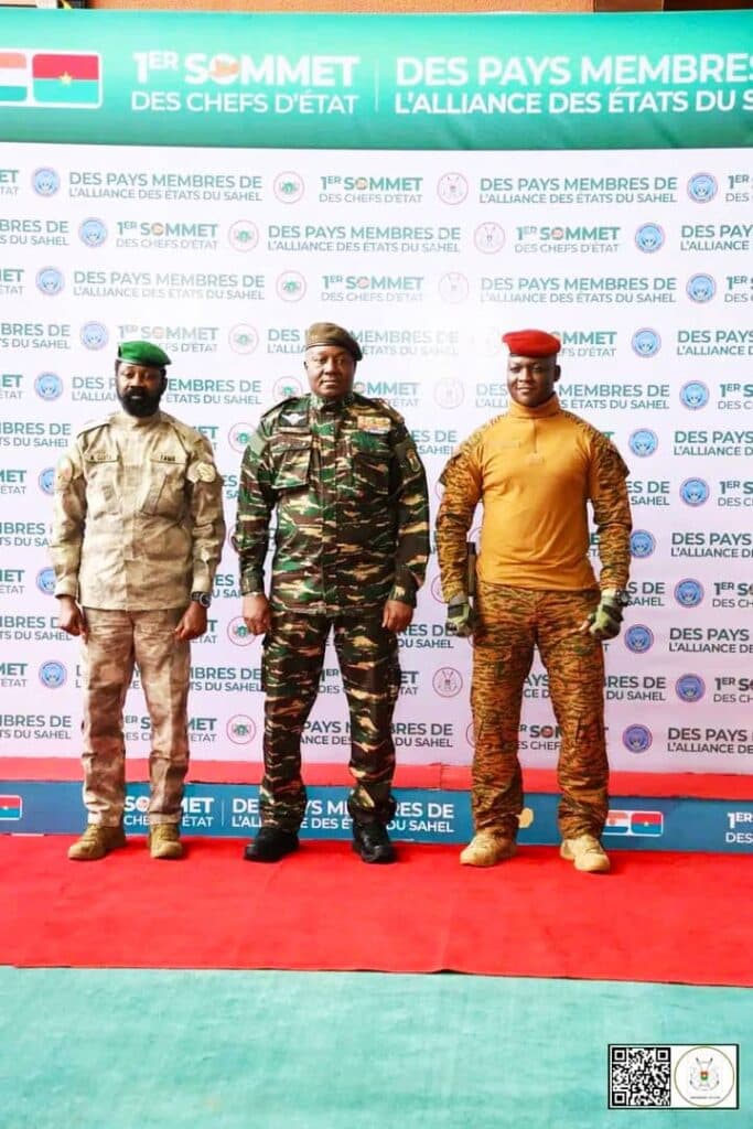 Sommet de Niamey: Les régimes militaires du Niger, du Mali et du Burkina Faso excluent tout retour au sein de la Cedeao et créent la Confédération des États du Sahel