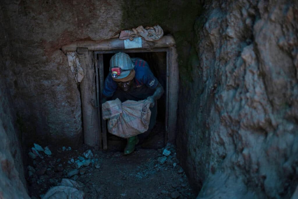 Afrique du Sud : 565 mineurs clandestins arrêtés dans la ville aurifère d’Orkney, voici comment ils ont été sortis des mines