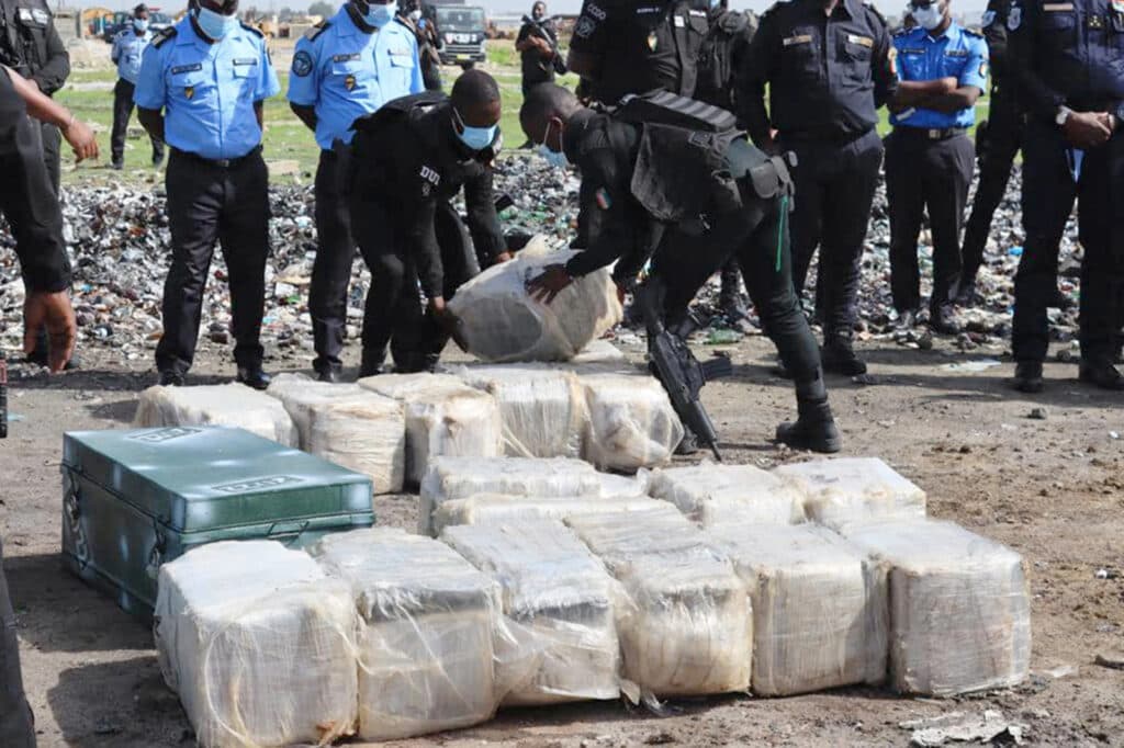 Côte d’Ivoire : L’ancien patron de la police anti-drogue du port d’Abidjan condamné à 5 ans de prison pour avoir détourné une saisie de 1,56 tonne de cocaïne