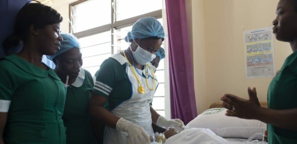 Ghana : Grève des infirmières et sage-femmes pour dénoncer des conditions de travail difficiles, les décès quotidiens en hausse, les retraités rappelés