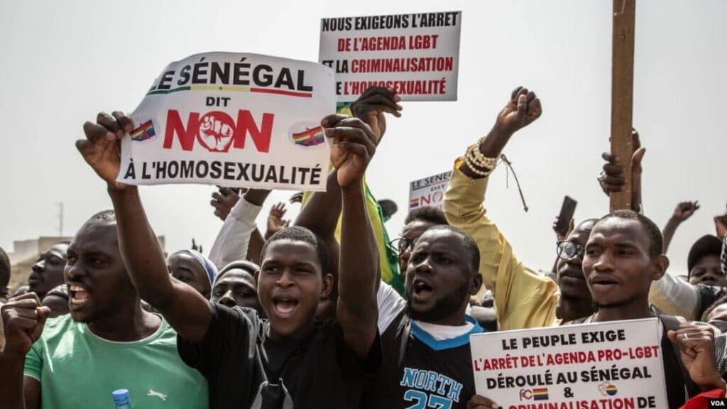 Sénégal : Le gouvernement lance une offensive législative contre l’homosexualité, les défenseurs des droits de l’Homme tirent la sonnette d’alarme