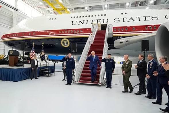 États-Unis: Trump dévoile son futur Air Force One, un Boeing offert par le Qatar