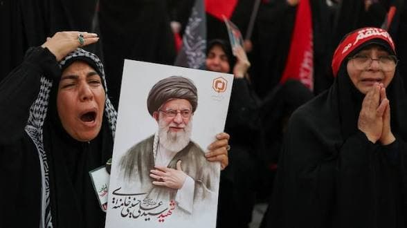 Iran : À Téhéran, les obsèques d’Ali Khamanei virent aux appels à la mort de Donald Trump