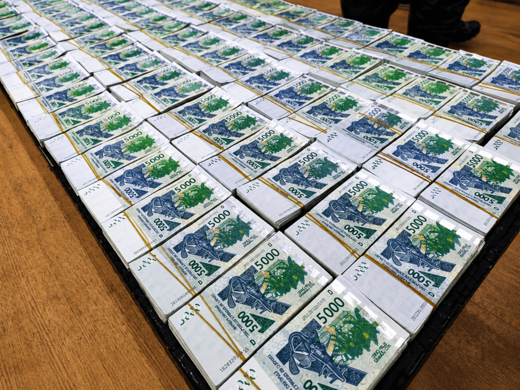 Burkina Faso : Les Douanes frappent fort et saisissent 60 millions de FCFA de faux billets dans un car de transport