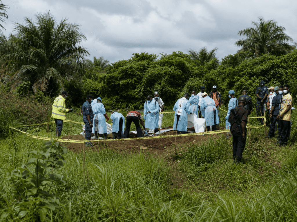 Guinée : Découverte de six corps ligotés dans une fosse commune, Paris exige toute la lumière sur les circonstances des décès